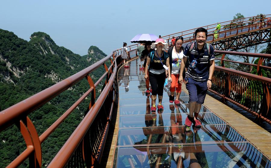 Glass pathway in Shaohuashan attracts tourists