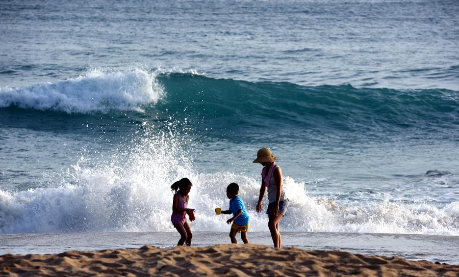 Kenting attracts visitors with charming scenery