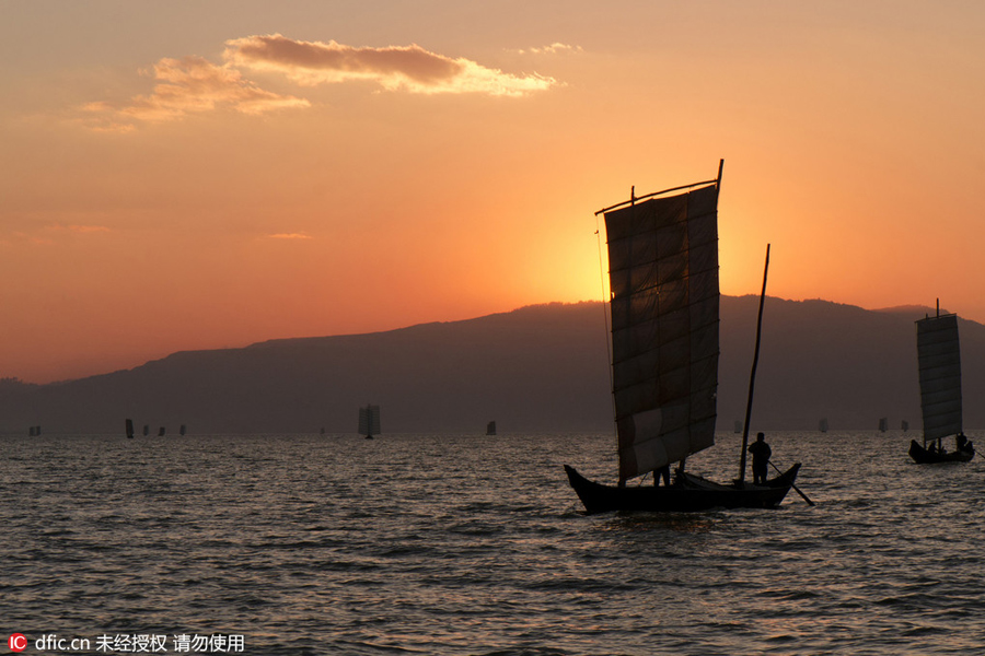 Sunglow scenery at Dianchi Lake in Kunming