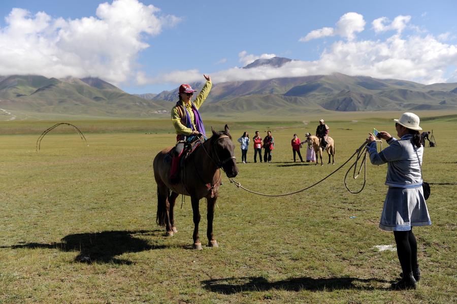 Bayan Bulag grassland enters peak season for summer tourism