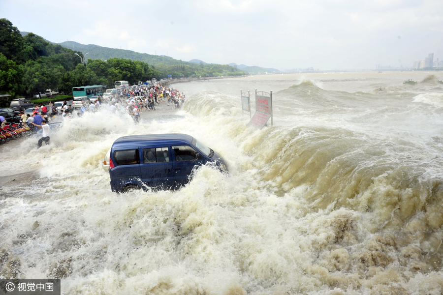 Meet Hangzhou's annual Qiantang River tidal bore