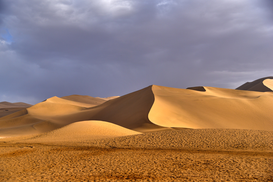 Crescent Lake: Green eye of the desert