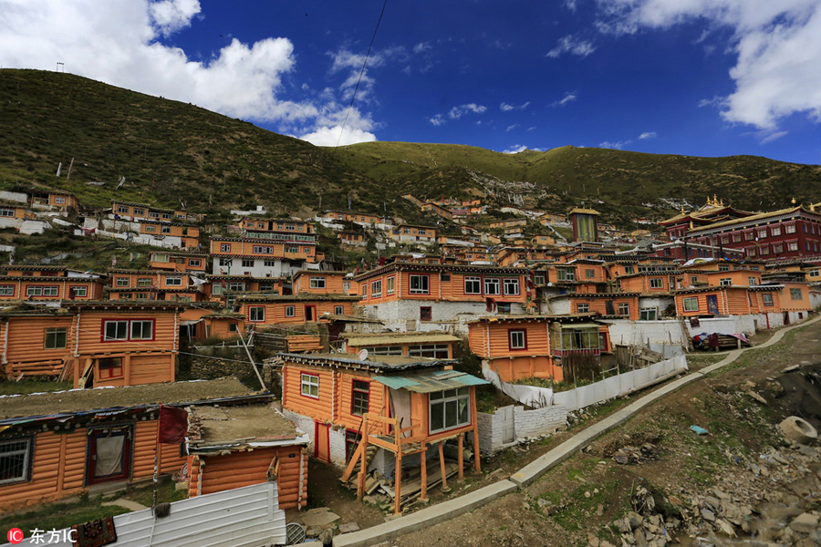 Serthar Buddhism Institute: Uninhabited valley for Tibetan Buddhism