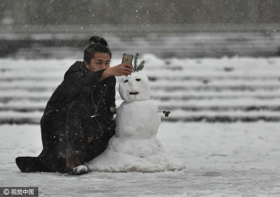 First snowfall blankets Xi'an