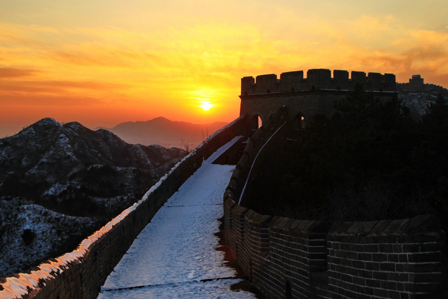 Wondrous winter sunrise and sunset at Jinshanling Great Wall