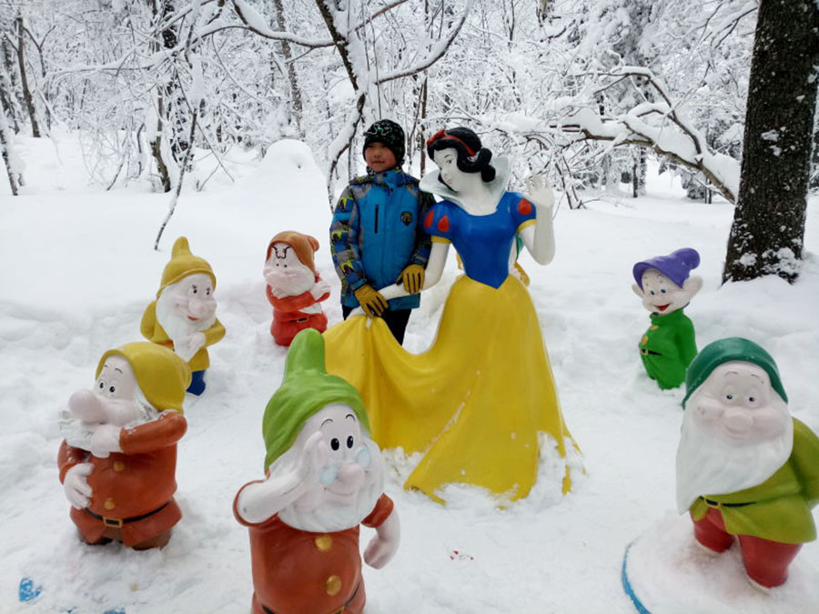 Icy lakeside charm attracts visitors in Jilin province