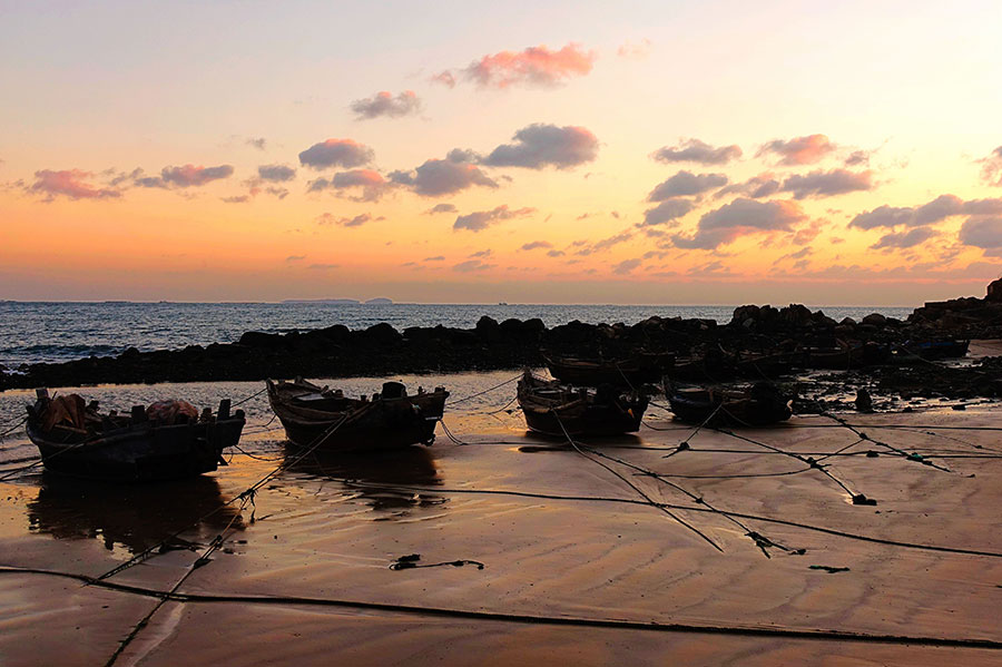 Sunrise scenery in Qingdao illuminates skyline