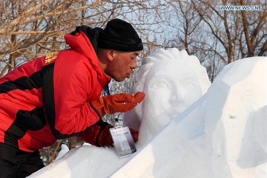 Snow sculpture competition held in Heilongjiang