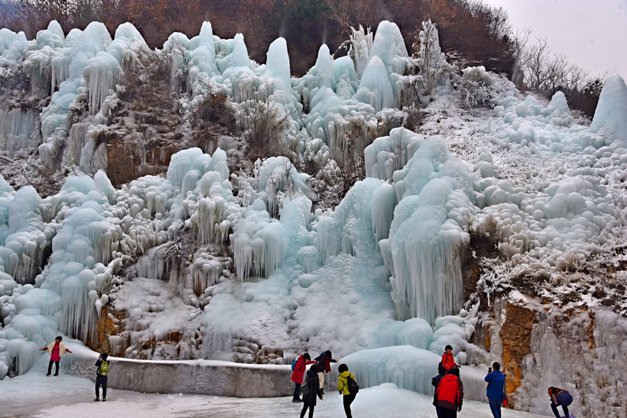 Ice cascade transforms Xinglong county into a dreamy, white world