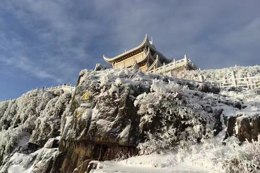 White snow turns Emei Mountain into a winter fairyland