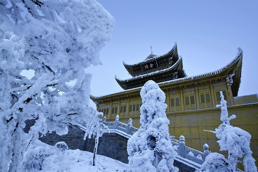 White snow turns Emei Mountain into a winter fairyland