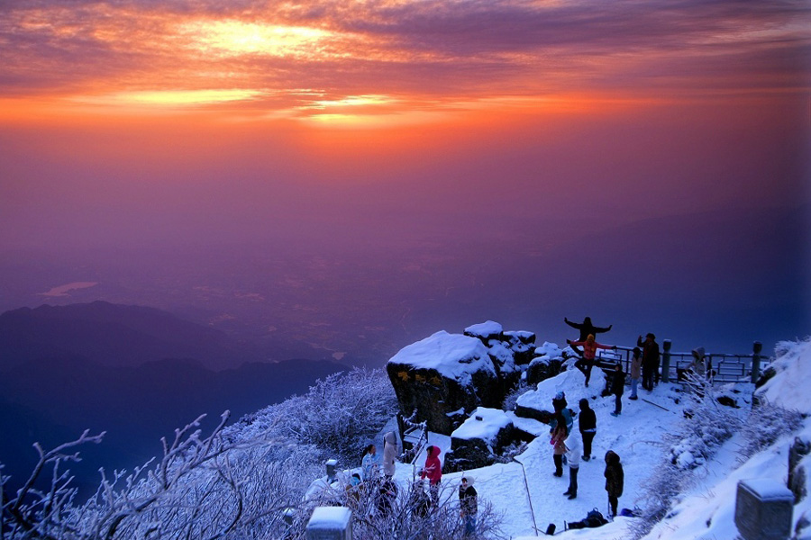 White snow turns Emei Mountain into a winter fairyland