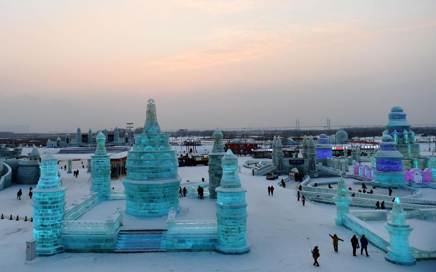 Harbin Ice and Snow World attracts tourists in Heilongjiang