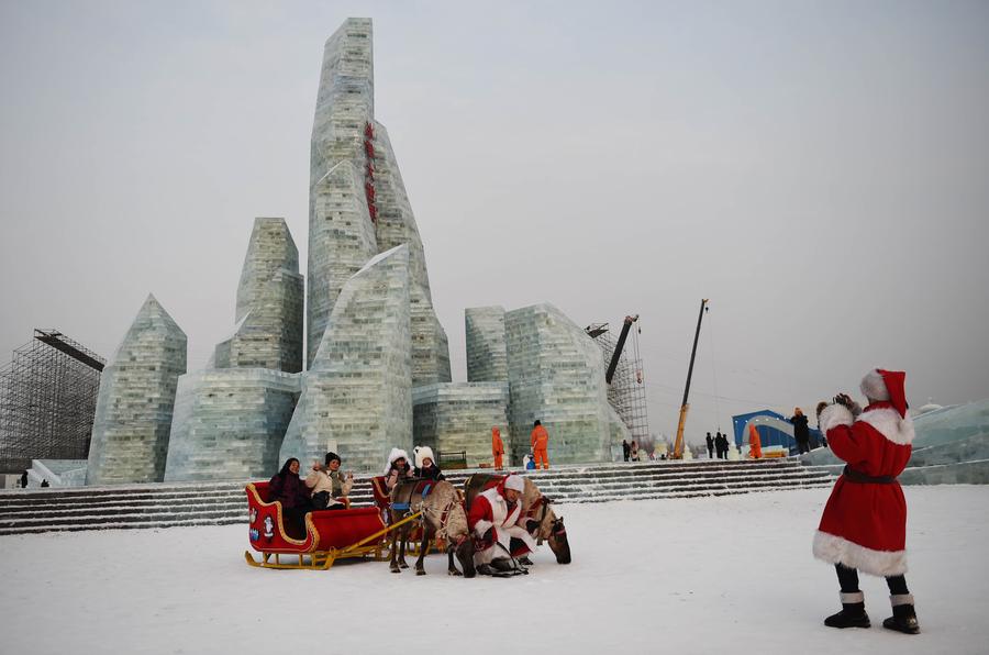 Harbin Ice and Snow World attracts tourists in Heilongjiang