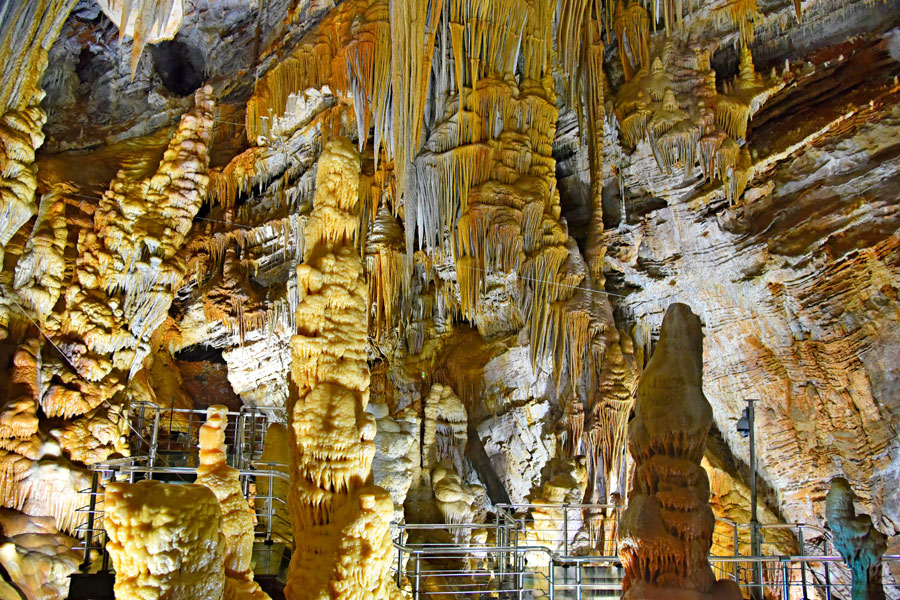 Amazing scenery of Xinglong Cave in Chengde