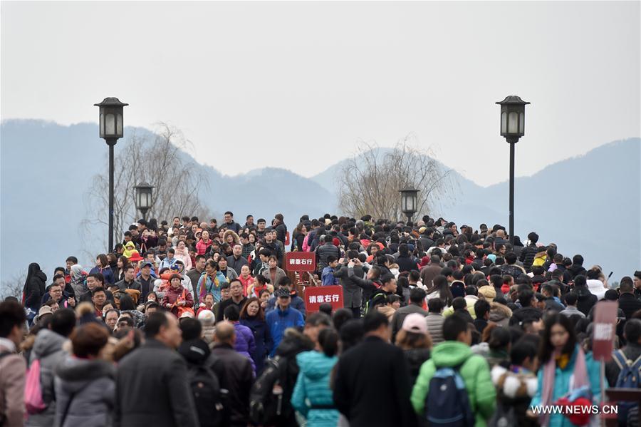 West Lake receives 632,500 tourists on Day 4 of Lunar New Year