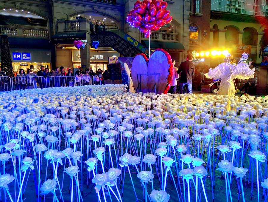 A sea of roses lights up Wuhan on Valentine's Day