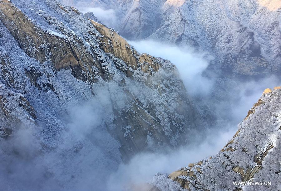 Scenery of Huashan Mountain after snow