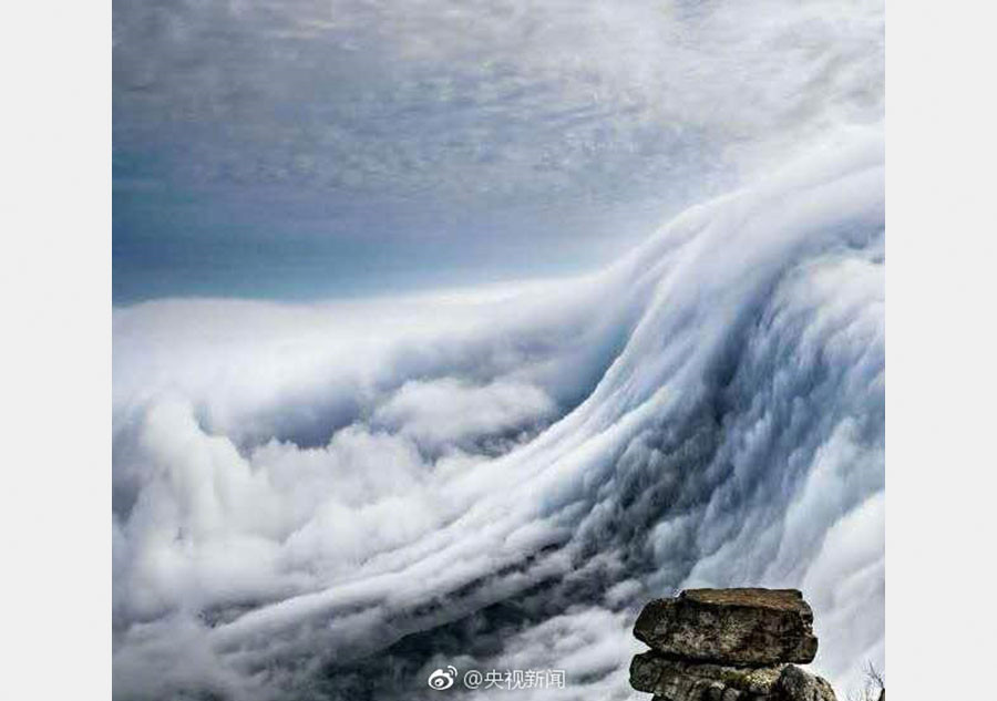 Mount Lushan in spectacular cloud