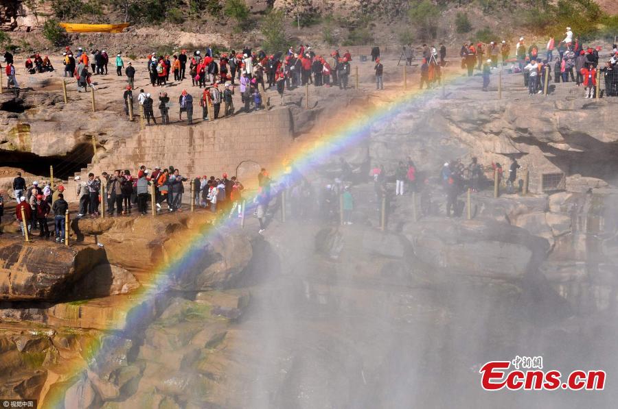Surge in tourists to Hukou Waterfall