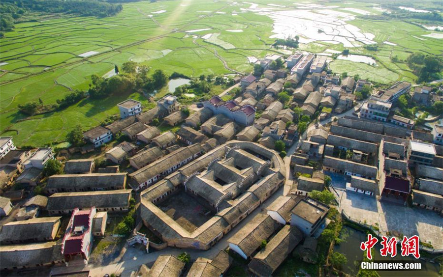 Bird's-eye view of largest enclosed house in western Jiangxi