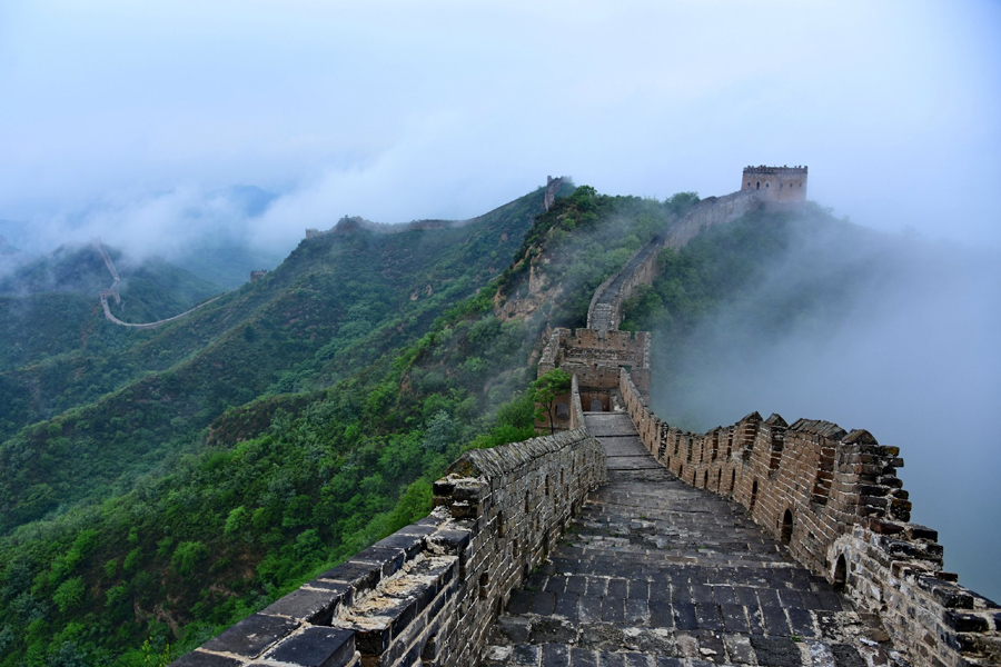 Breath-taking sea of clouds shrouds Jinshanling Great Wall