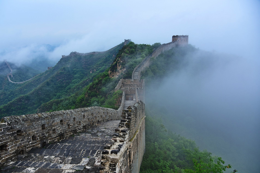 Breath-taking sea of clouds shrouds Jinshanling Great Wall