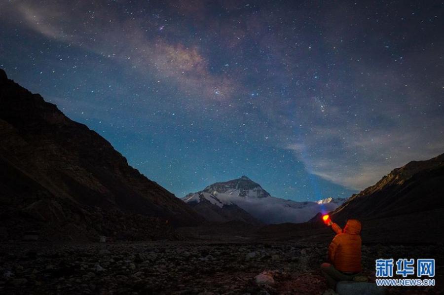 Views of charming Mount Qomolangma