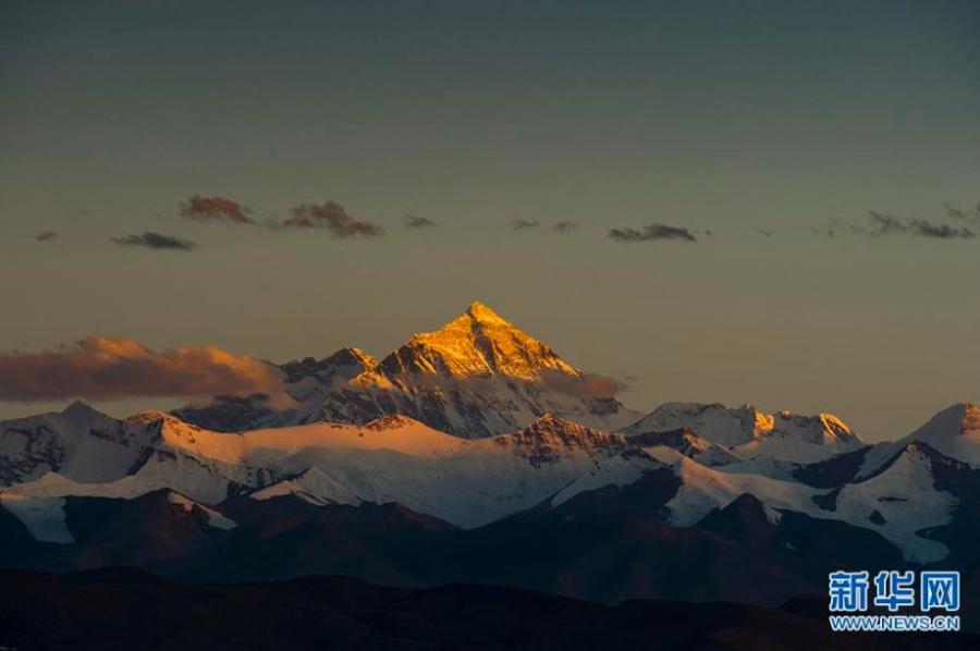 Views of charming Mount Qomolangma