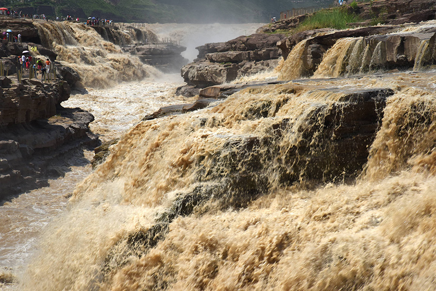 Heavy rain escalates power of Hukou falls