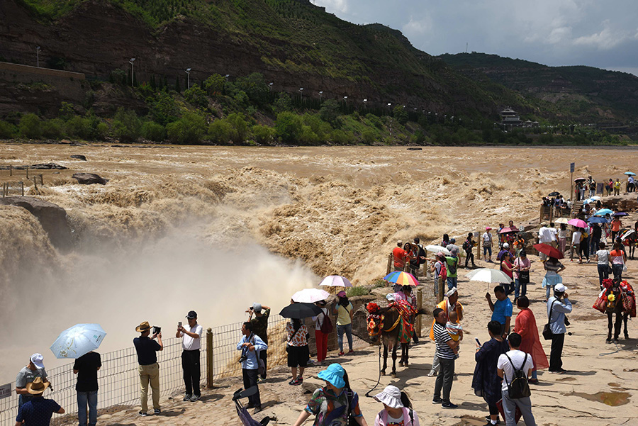 Heavy rain escalates power of Hukou falls