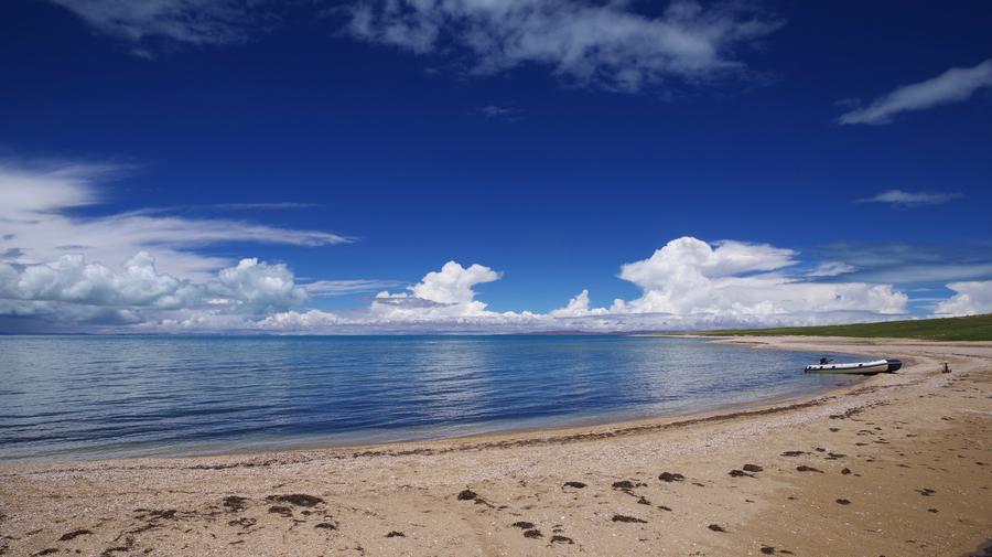 View of Serling Tso Lake in SW China's Tibet