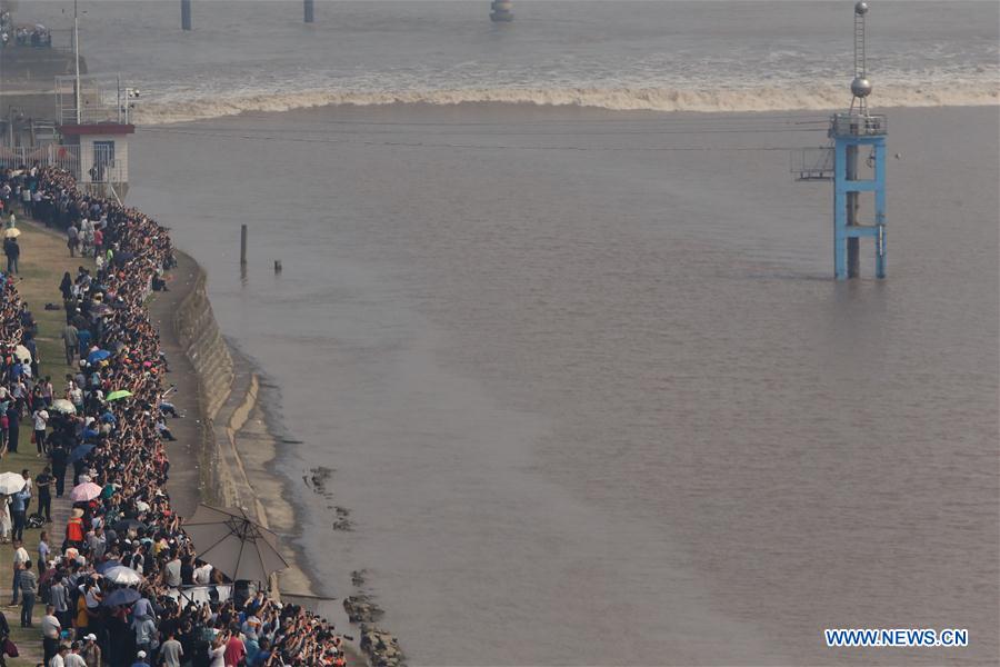 Qiantang tidal bore reaches peak