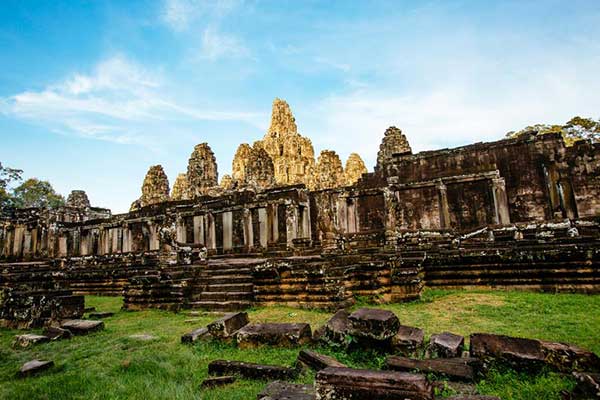 Chinese tourists pack into ruins of Angkor