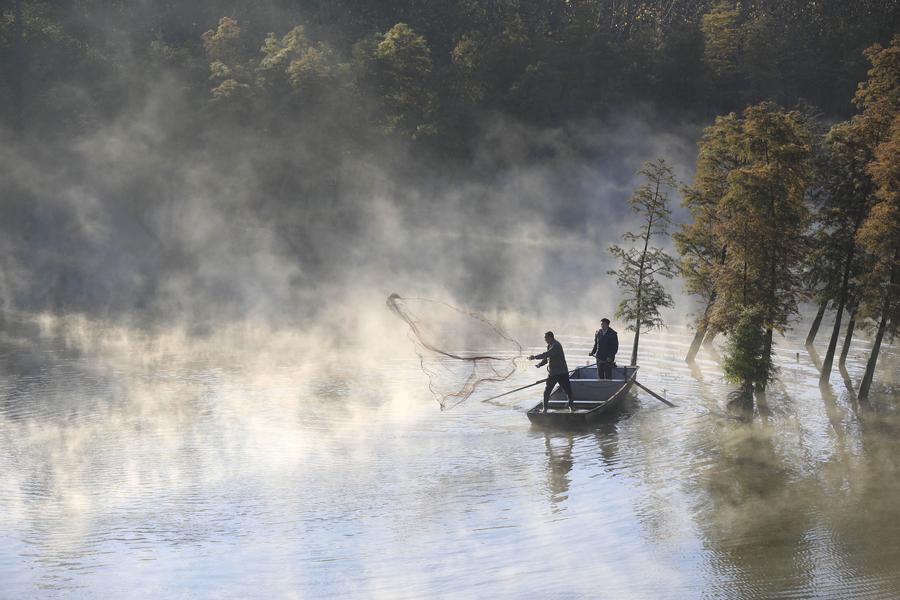 Fog-enveloped Tianquan Lake in Jiangsu