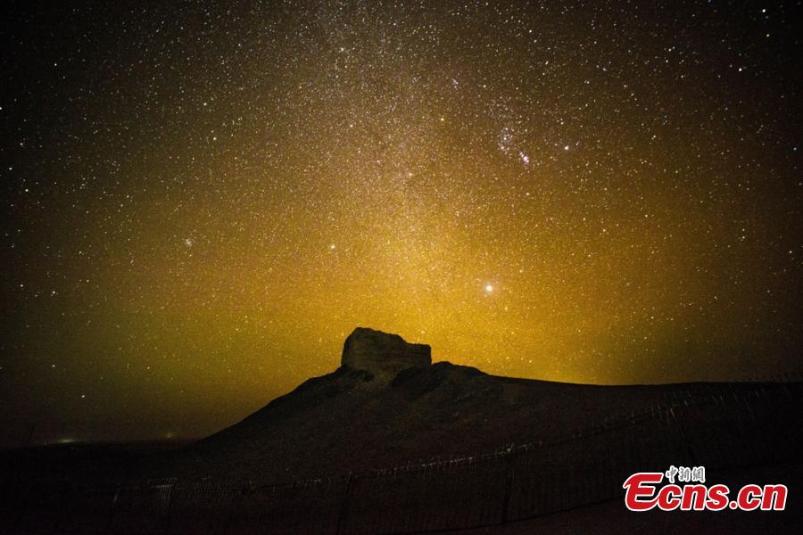 Starry sky creates fairyland in desert area of Dunhuang