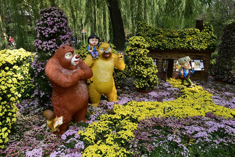 Blooming chrysanthemum displayed in E China's Baotu Spring Park