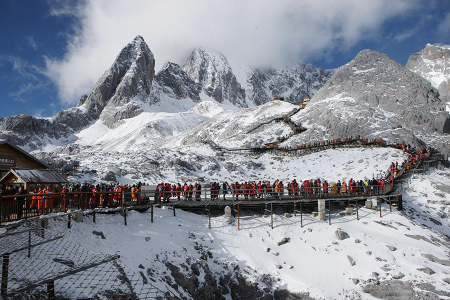 Frozen beauty of Yulong Snow Mountain draws crowds