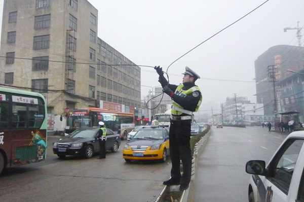 A policeman's endeavor to keep road safe