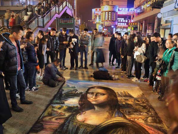 Mona Lisa recreated by street painter