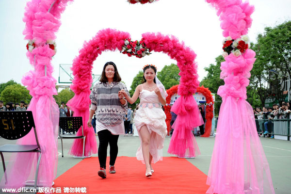 Wedding dress made of tissues