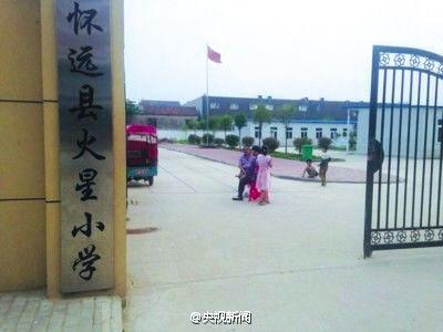 Students use boats to reach school