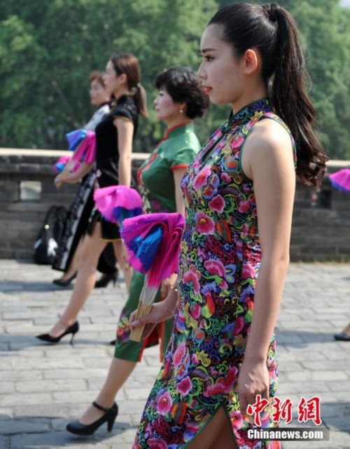 Women put on cheongsams for Guinness record