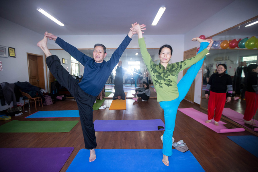 72-year-old teaches yoga for free in Hangzhou