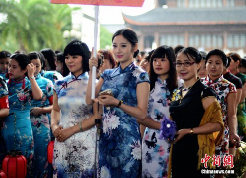 Women put on cheongsams for Guinness record