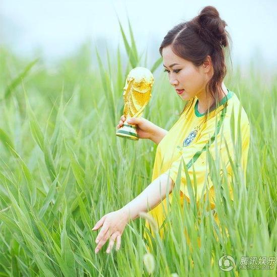 芙蓉姐姐身穿巴西队服 化身世界杯雷人女神