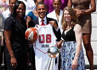 组图：奥巴马白宫接见WNBA总冠军 获8号战袍