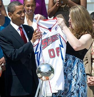组图：奥巴马白宫接见WNBA总冠军 获8号战袍