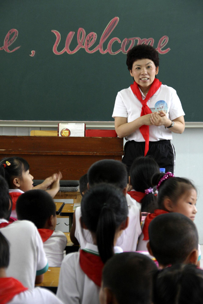 邓亚萍为流动人口子女上新学期第一课