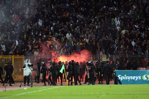 埃及球迷骚乱死亡人数已达73人 将无限期推迟联赛